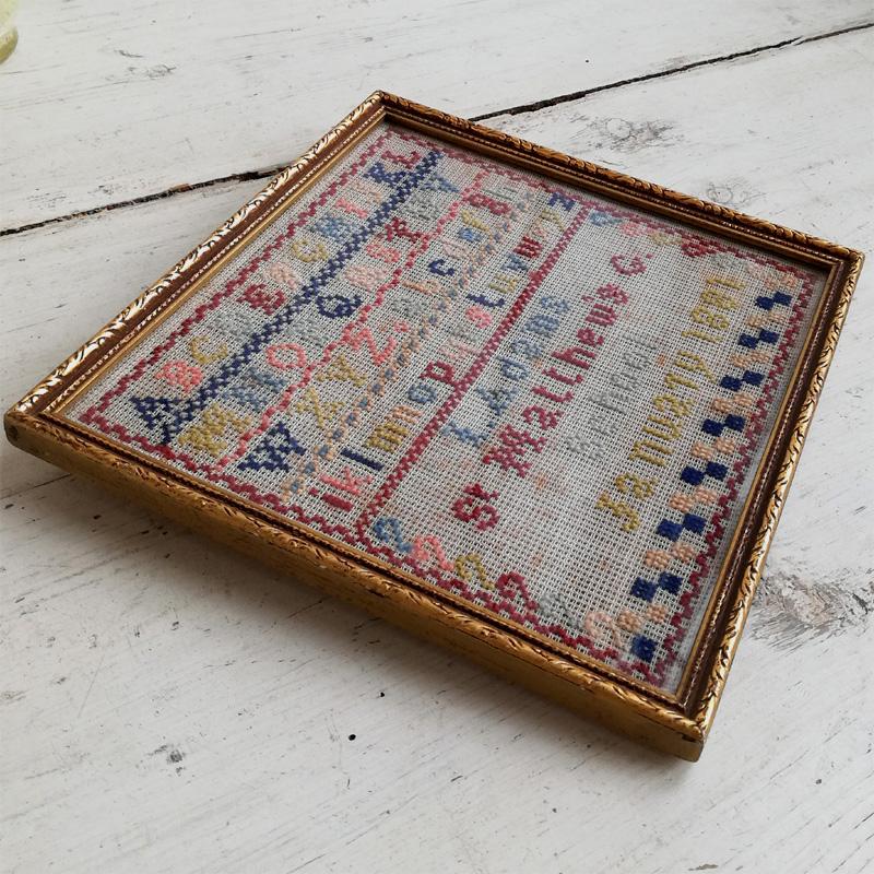 ヴィクトリアン 刺繍サンプラー Bootsフレーム 1881年 イギリス