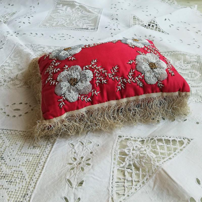 お花のビーズ刺繍 シルク ミニクッション イギリスアンティーク : BAU