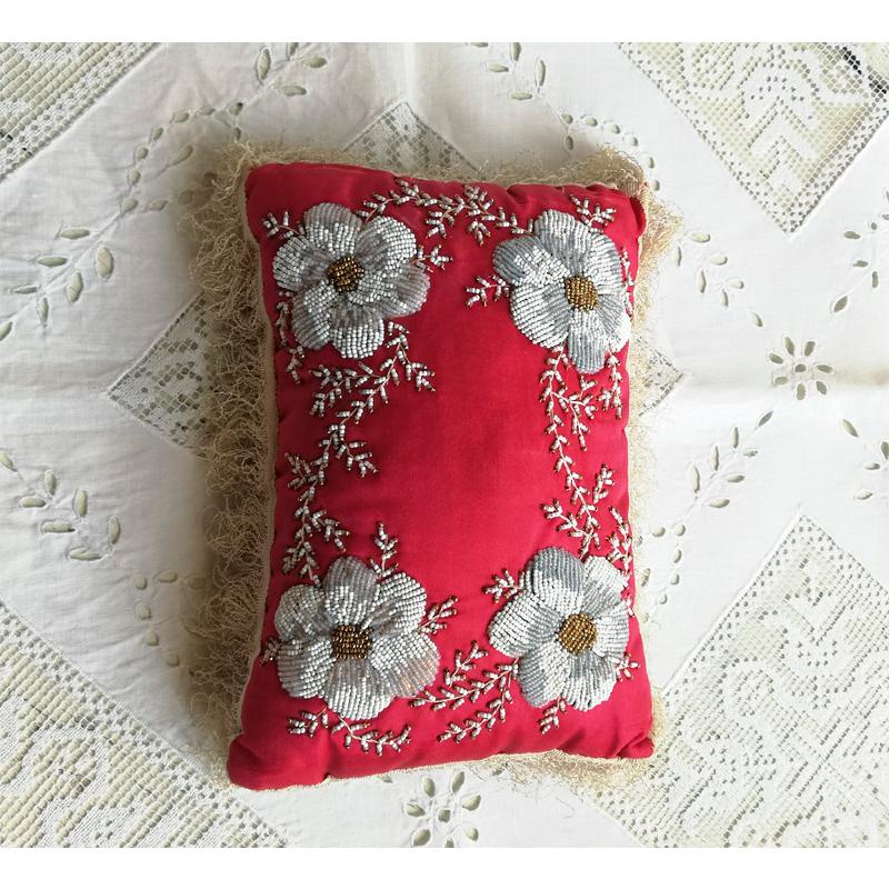 お花のビーズ刺繍 シルク ミニクッション イギリスアンティーク : BAU