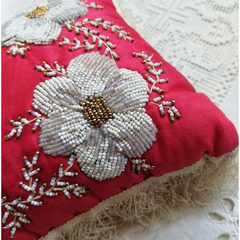 お花のビーズ刺繍 シルク ミニクッション イギリスアンティーク : BAU