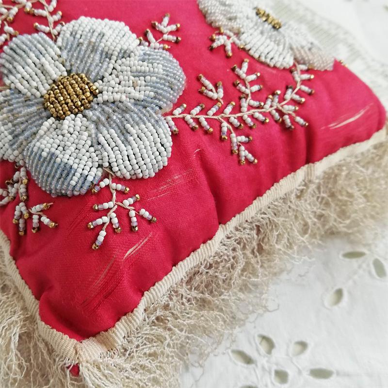 お花のビーズ刺繍 シルク ミニクッション イギリスアンティーク : BAU