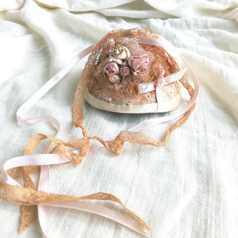 フランス製 アンティーク レースのボネ 薔薇の布花 シルクリボン