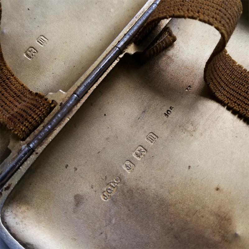 花とアカンサスのエングレーヴィング 純銀製 シガレットケース 1911年