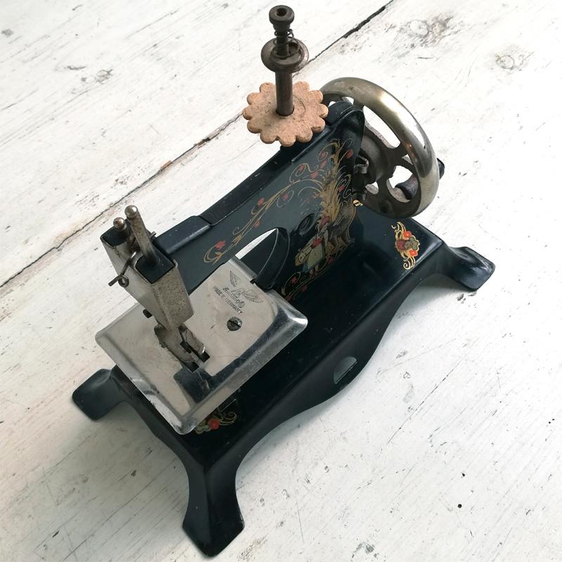 CASIGE社 赤ずきん 子供用ミシン ドイツスアンティーク : BAU ANTIQUES