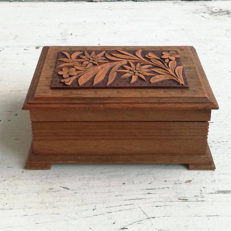 ブラックフォレスト 手彫り エーデルワイスのジュエリーボックス