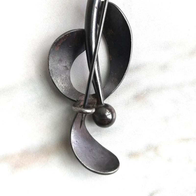 アイアン製 ヤドリギのブローチ フランスアンティーク : BAU ANTIQUES