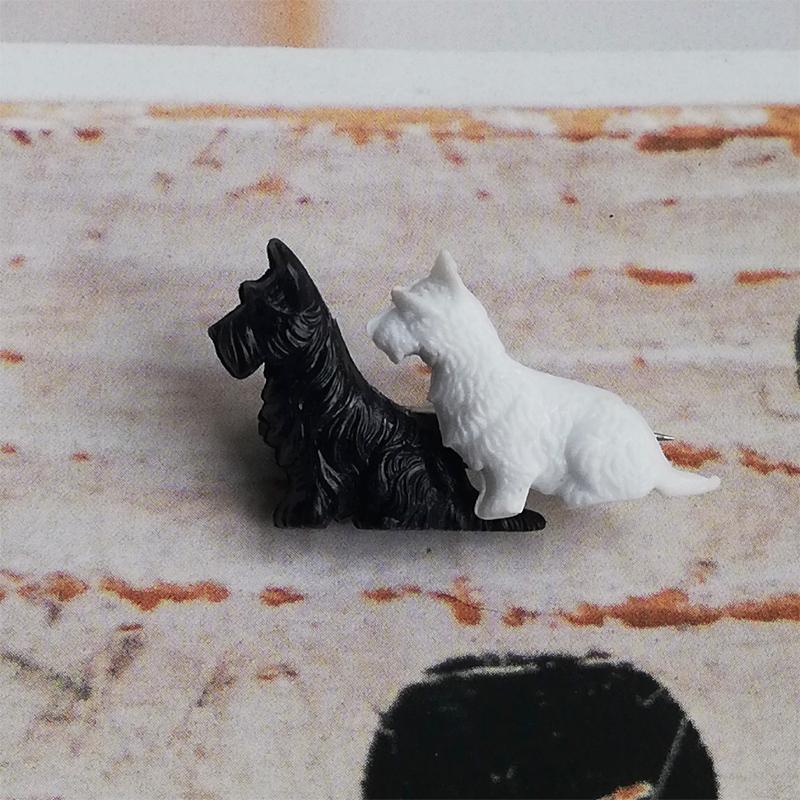 イギリスアンティーク写真立て風テリア刺繍のブローチ スコティッシュテリアのブローチ イギリスヴィンテージ : BAU ANTIQUES