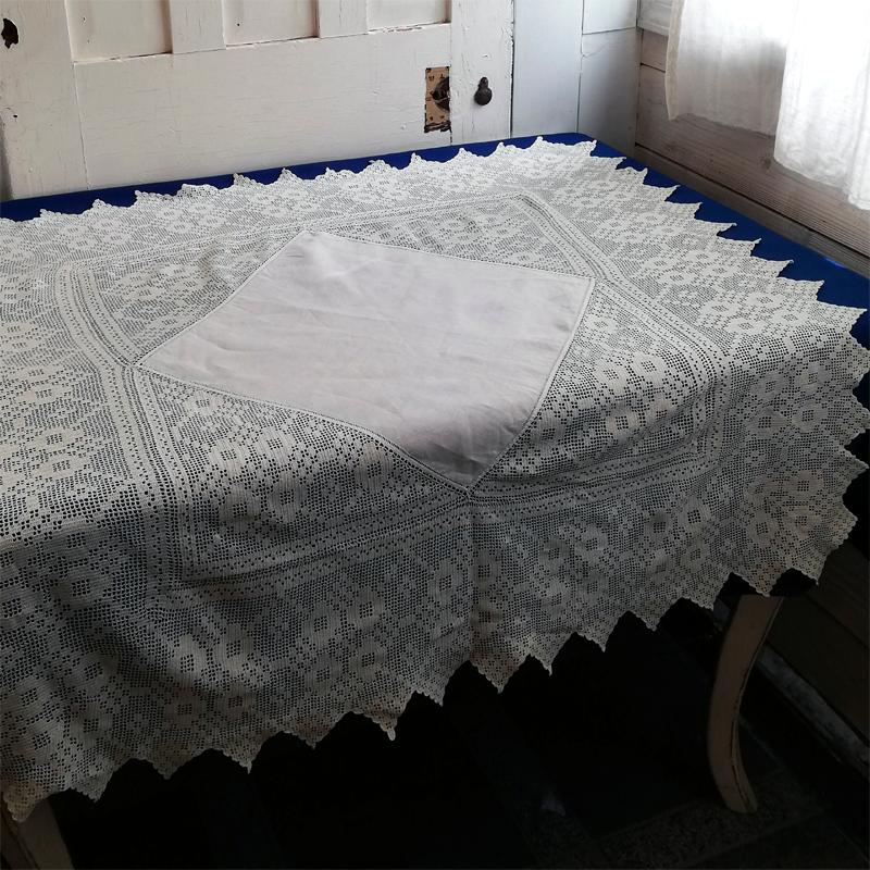 イギリスヴィンテージ　色糸手刺繍　編みレース繋ぎ　円形クロス たっぷり花のクロシェレース 生成りのテーブルクロス イギリス