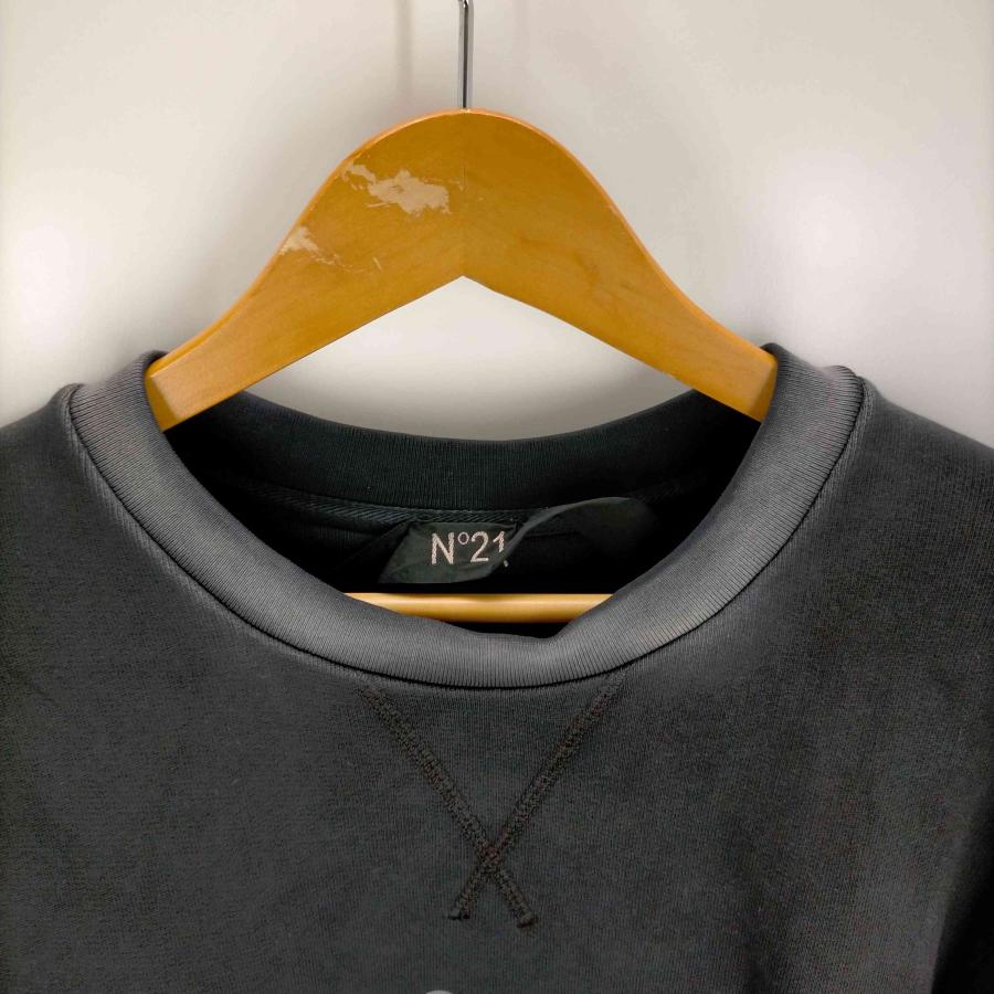 N°21(ヌメロヴェントゥーノ) 前V プリントスウェットカットソー  