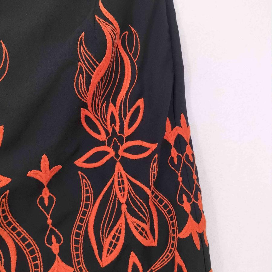 VIVIENNE TAM（ヴィヴィアンタム） 刺繍デザインタイトスカート
