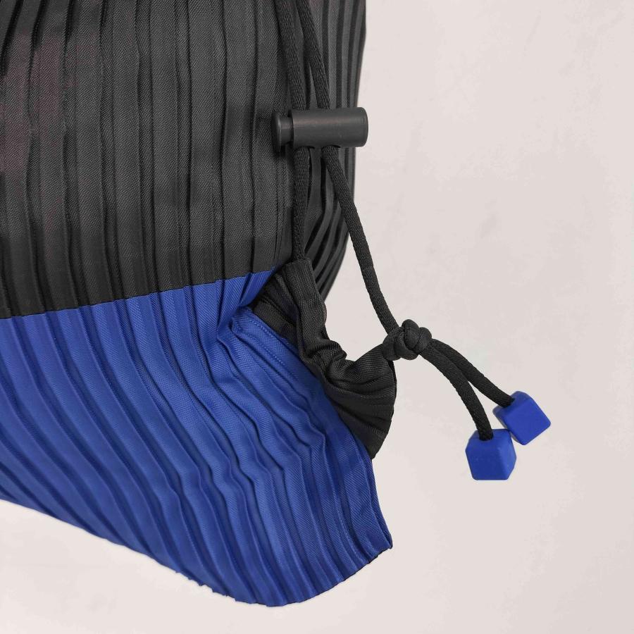ISSEY MIYAKE（イッセイミヤケ） プリーツバイカラーナップサック