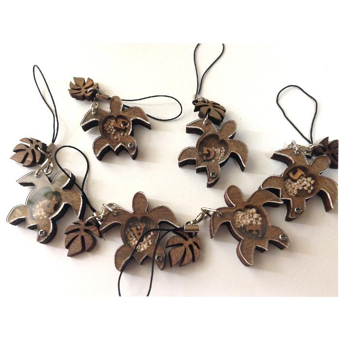 ホヌモンステライニシャル入りストラップ 星の砂 WOOD 木彫り 亀 沖縄