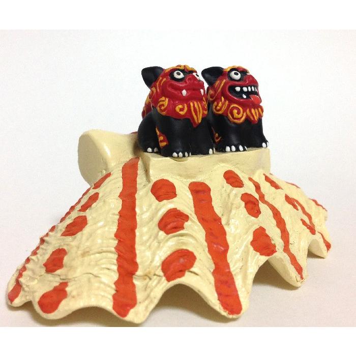 シーサー置物 貝殻細工の上に乗ったペアーシーサー 貝瓦 黒獅子