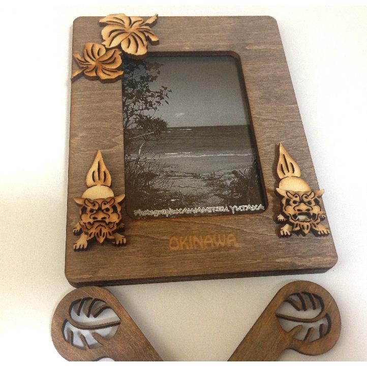 シーサー写真立て 沖縄フレーム 木彫り 縦型 沖縄雑貨 ハイビスカス