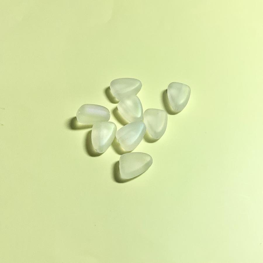 オーロラビーズ（フロスト）トライアングル１４Ｘ１８ＭＭ（11ケ） |  | 09