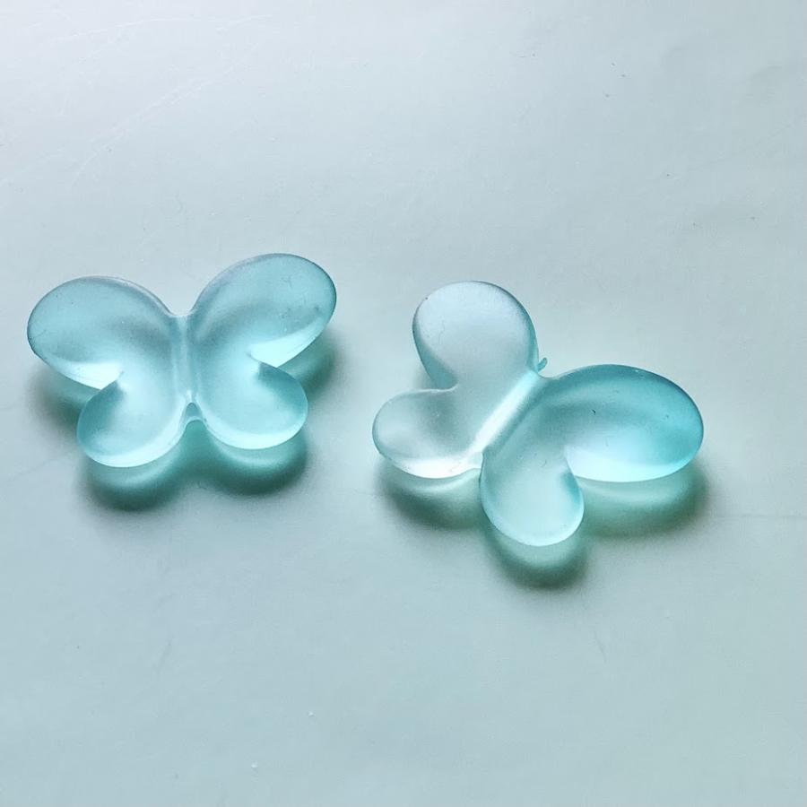 フロスト ハーフカラー 29X21MM 蝶 (小) ２ケ ビーズ ビーズアンドパーツ ビーズ  アクリルビーズ ビーズパーツ チョウ |  | 08