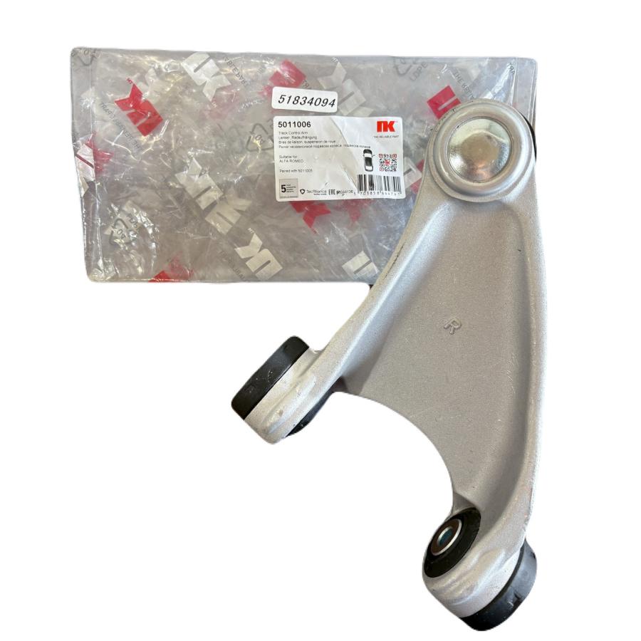 アルファロメオ（ALFA ROMEO） フロントアッパーアーム 右側 51834094