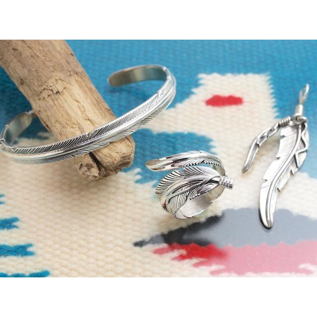 Indian Jewelry ナバホ 01-0298 ハービ−・メイス作 イーグルフェザー