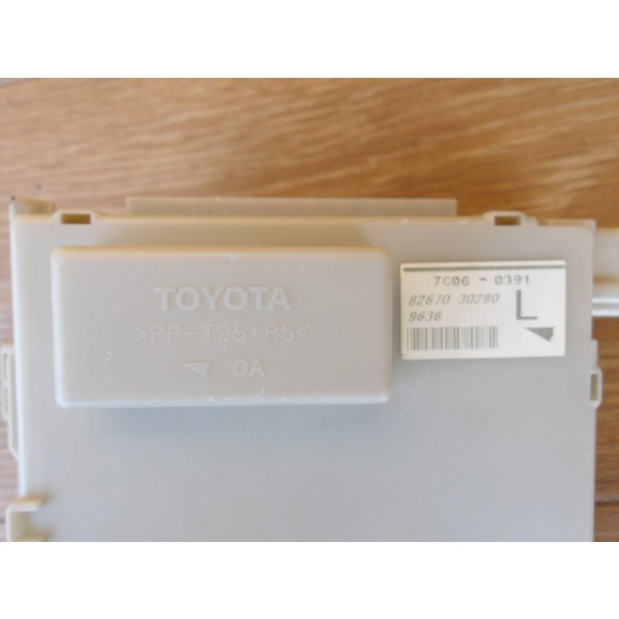 H19 クラウンマジェスタ UZS186 リアヒューズボックス/フューズボックス |  | 01