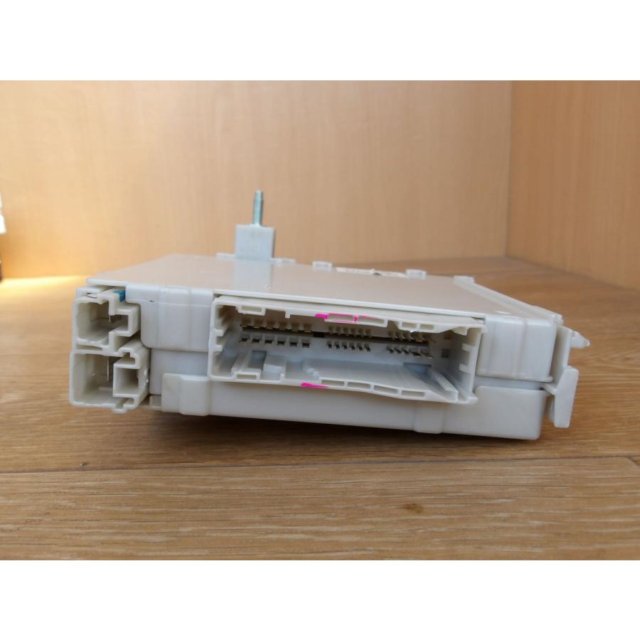 H19 クラウンマジェスタ UZS186 リアヒューズボックス/フューズボックス |  | 02