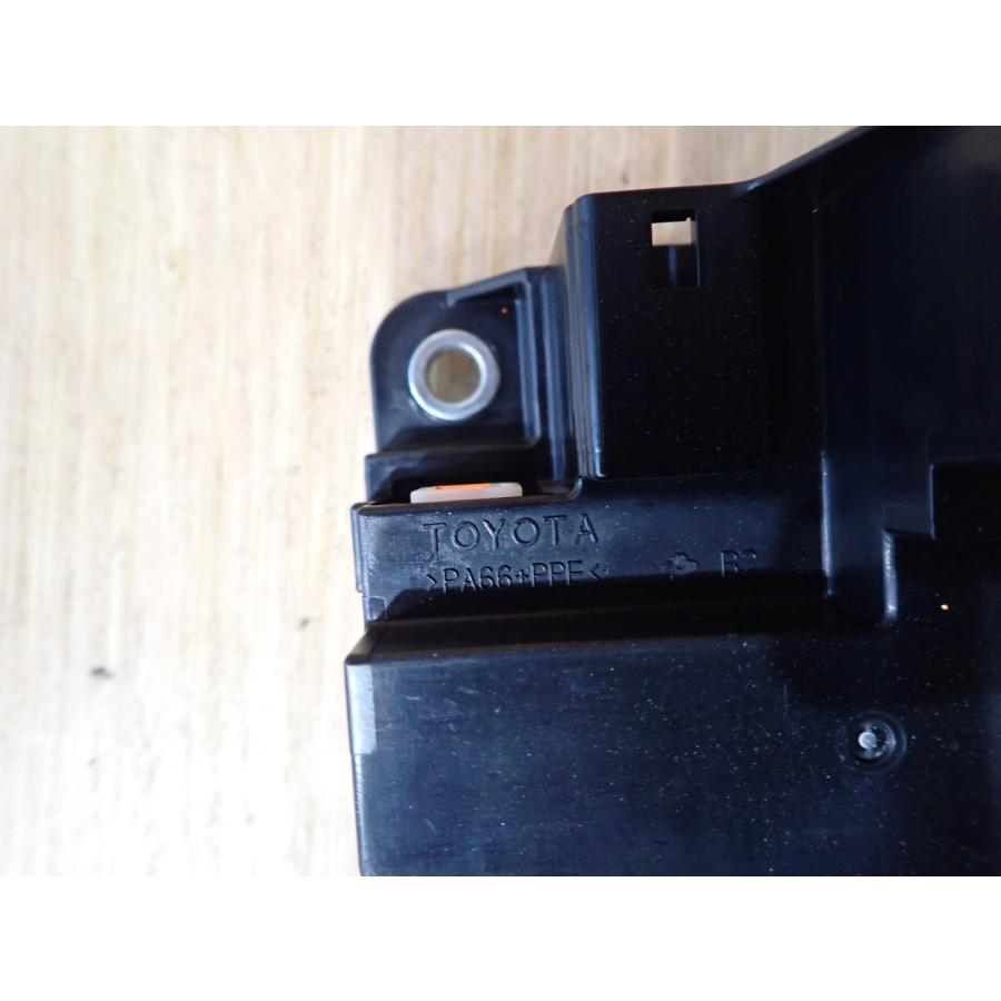 H24 アクア NHP10 HVバッテリー中リレー |  | 04