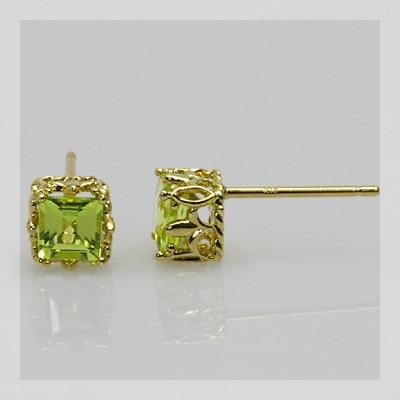 スクエアカットのペリドットがシャープなおしゃれピアスK18YG 繊細レース ペリドットスクエアピアス PT900 K18 K10対応