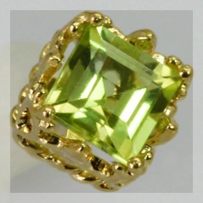 繊細レース ペリドットスクエアピアス PT900 K18 K10対応の画像