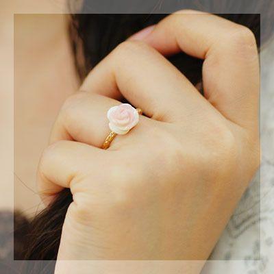 コンクシェル可憐な淡いピンクの薔薇テクスチャーリング 春色ピンク PT900 K18 K10対応の画像