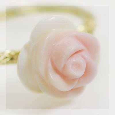 コンクシェル可憐な淡いピンクの薔薇テクスチャーリング 春色ピンク PT900 K18 K10対応の画像