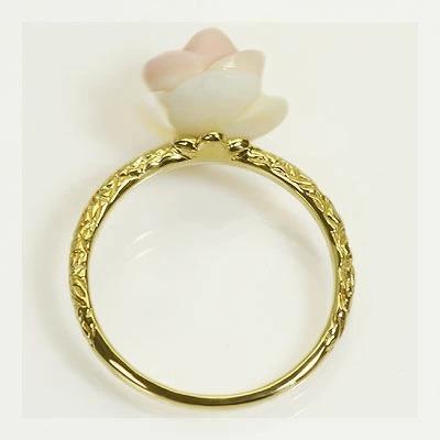 コンクシェル可憐な淡いピンクの薔薇テクスチャーリング 春色ピンク PT900 K18 K10対応の画像