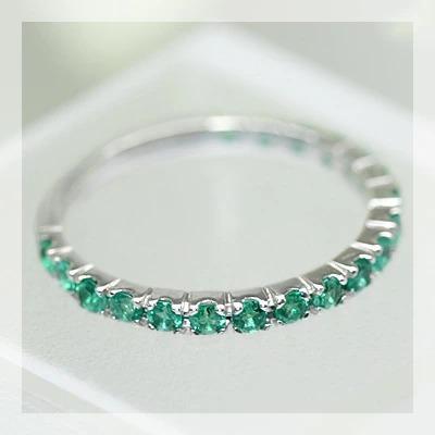 19石が整然と並んだエメラルドストレートリング PT900 K18 K10対応 誕生石 5月の画像