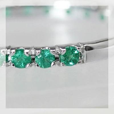 19石が整然と並んだエメラルドストレートリング PT900 K18 K10対応 誕生石 5月の画像