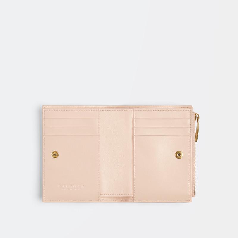 BOTTEGA VENETA ボッテガ・ヴェネタ Cassette intrecciato BOTTEGA VENETA ボッテガ・ヴェネタ Cassette intrecciato