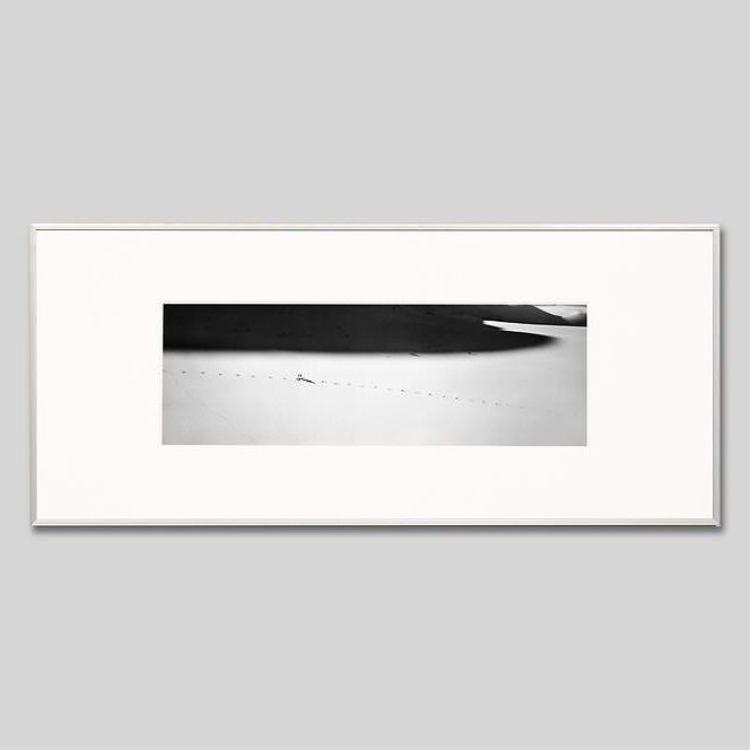 IGREBOW モンゴル ゴビ砂漠 沙丘に残る毛の荒物の通り道 アイグレボウ 室内装飾写真絵 軽銀枠組み L大きさ 白黒 ウォールデコレーション-レリーフ、アート