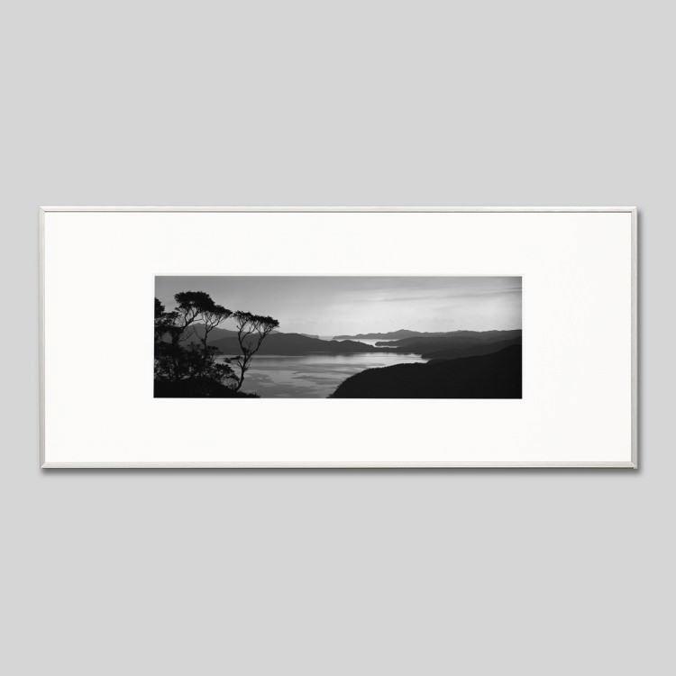 IGREBOW 奄美大島 火ともし頃の海 アイグレボウ 室内装飾写真絵 軽銀枠組み L大きさ 白黒 レリーフ、アート-ウォールデコレーション