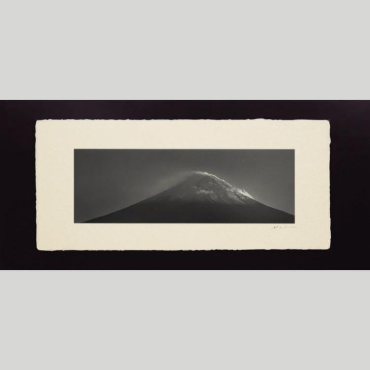 【超歓迎された】 IGREBOW 雲が湧き出す雄大な富士山 日本 モノクローム Lサイズ 手漉き和紙用越前塗板フレーム インテリアフォト アイグレボウ レリーフ、アート