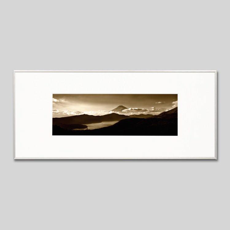 IGREBOW 山梨県 本栖湖から見た火ともし頃の富士山 アイグレボウ 室内装飾写真絵 軽銀枠組み L大きさ 白黒 ウォールデコレーション-レリーフ、アート