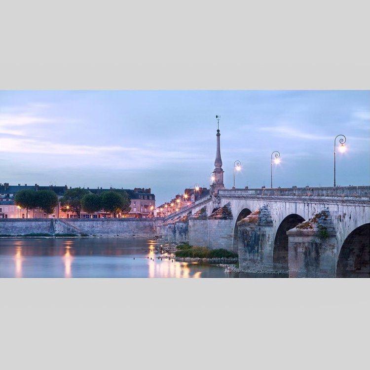 海外品 IGREBOW フランス ロワール ジャックガブリエル橋とブロアの町並み アイグレボウ インテリアフォト アルミフレーム ビッグサイズ カラー写真 【1923708039】(67320円)