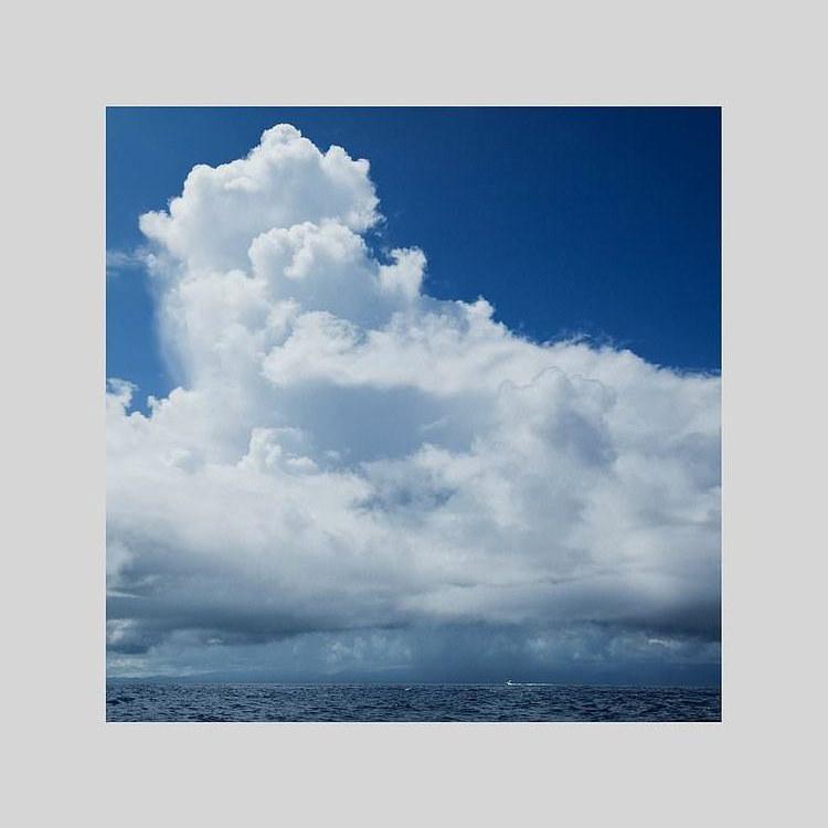 IGREBOW 静岡県 下田沖 夏の海と雲 アイグレボウ インテリアフォト ウッド黒フレーム Sサイズ カラー写真の画像