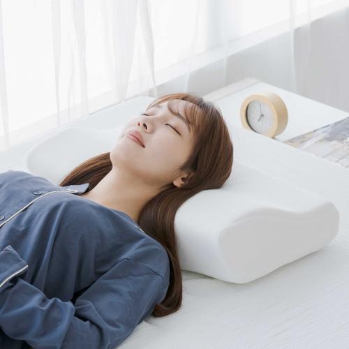 3段階の高さ調節が簡単にできる 仰向け、横向き寝を考えたまくら