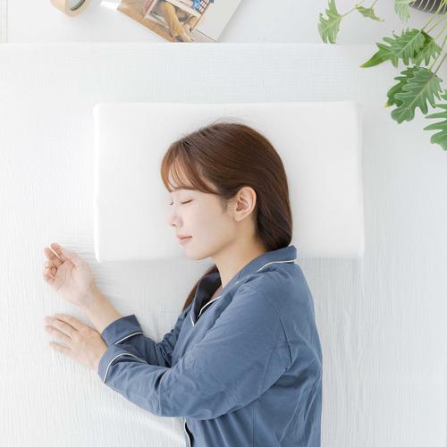 3段階の高さ調節が簡単にできる 仰向け、横向き寝を考えたまくら