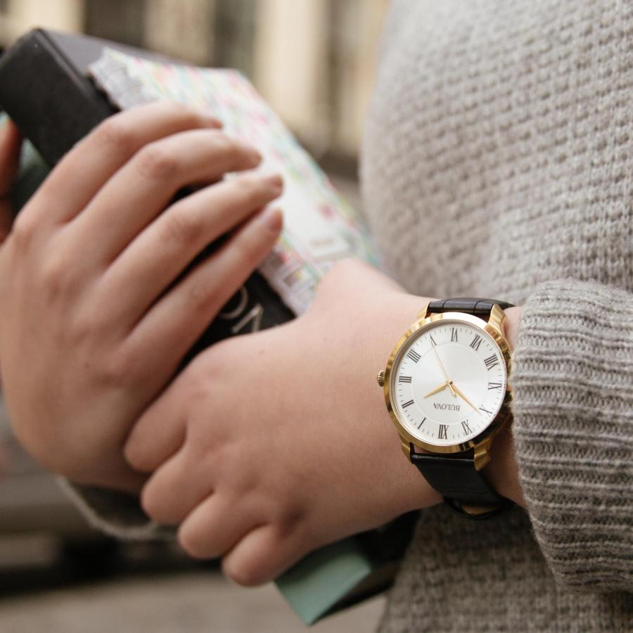 Bulova メンズ 97A123 Classic 3針 クォーツ 41mm ゴールドケース ローマ数字 ブラックレザーストラップの画像