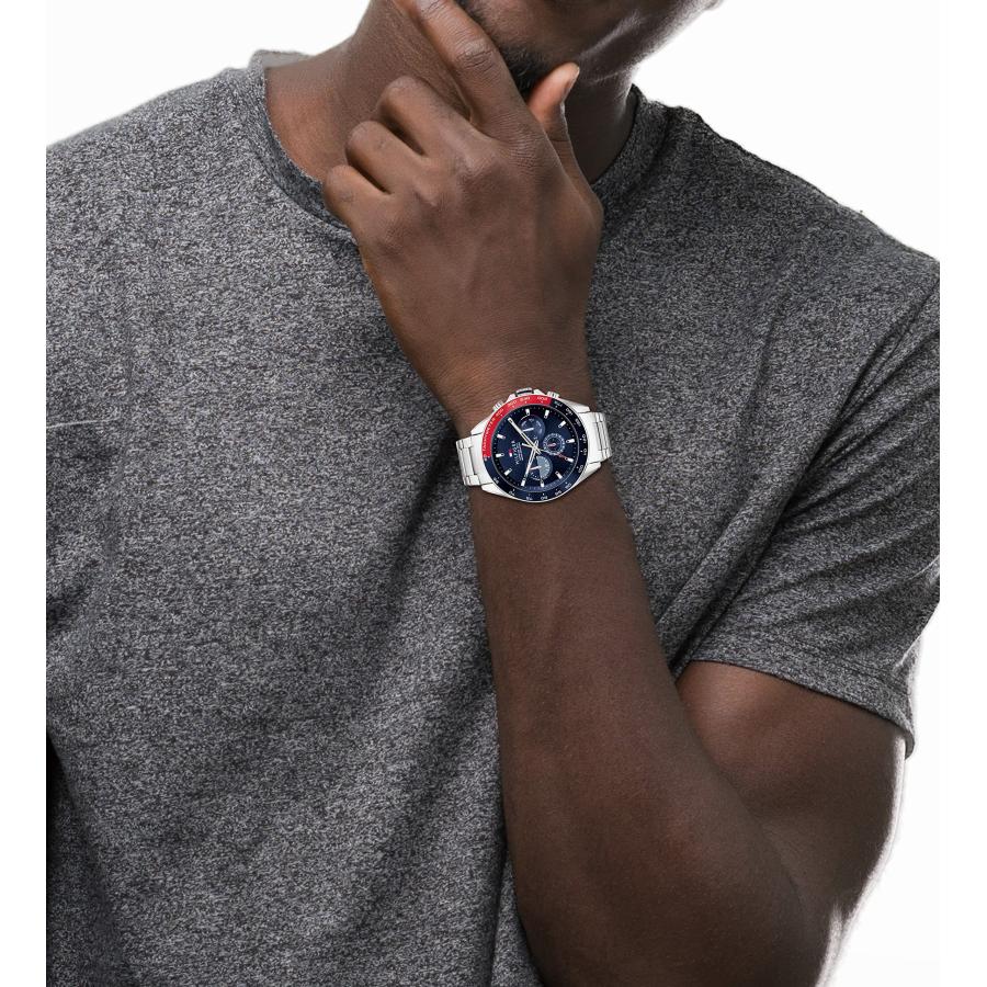 Tommy Hilfiger メンズ クォーツ 1791968 46mm 腕時計 ステンレスブレスレット レッド／ブルーベゼル ブルーダイヤル 曜日・日付表示の画像