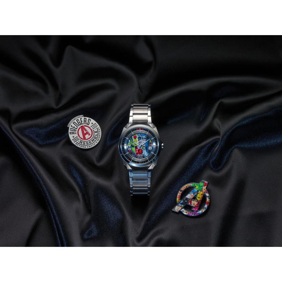 CITIZEN エコドライブ マーベル アベンジャーズ 60周年記念 メンズ腕時計 AW2080-64W 42.5mm シルバーステンレス ピン付きギフトセット 光充電の画像