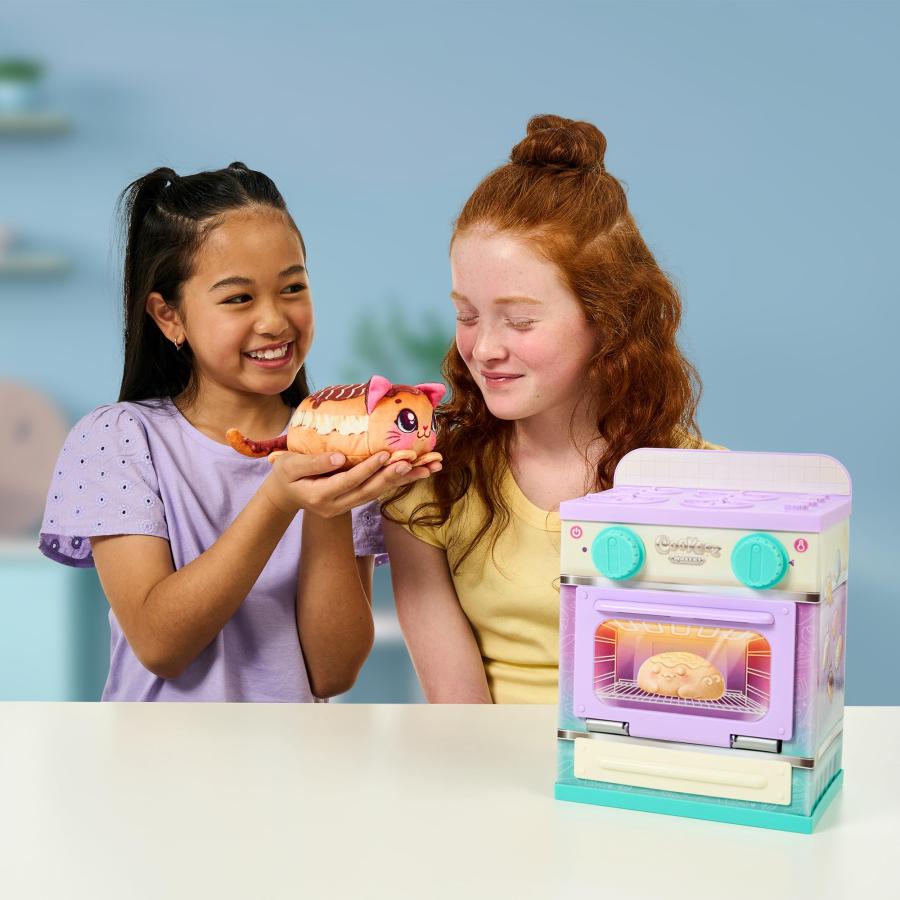 Cookeez Makery Lil' Bakez オーブン 生地を混ぜて、おいしい香りのぬいぐるみ(非電子)の形で香りのサプライズペットを作りましょう - スタイルは異なる場合があの画像