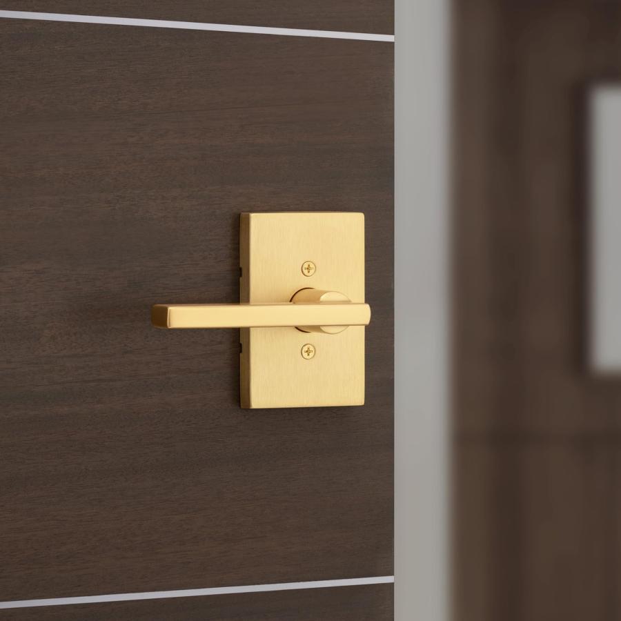 Kwikset Halifax ダミードアハンドル、クローゼット、フレンチダブルドア、パントリー用片面レバー、サテン真鍮長方形、回転しないリバーシブルインテリアプッシ
