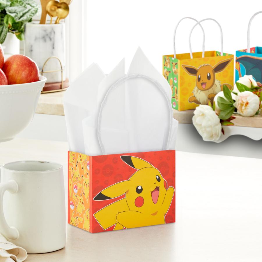 Hallmark (ホールマーク) ポケモン 4インチ ミニギフトバッグ (18袋:ピカチュウ、リザード、ゲンガー、イーブイ) 誕生日パーティーの記念品、ギフトカード、教室_1