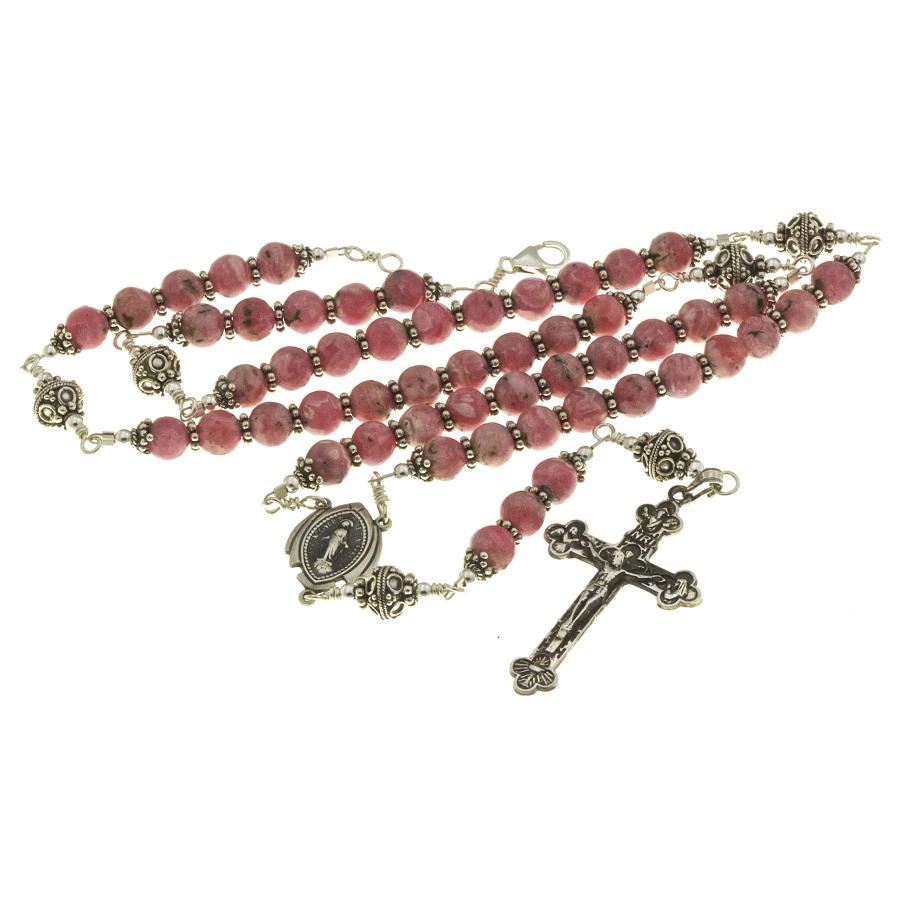 【並行輸入品】7 Sorrows ロザリオ スターリングシルバーロザリオ ロードクロサイト 6mm 十字架&奇跡のメダル 24インチ ネックレスの画像