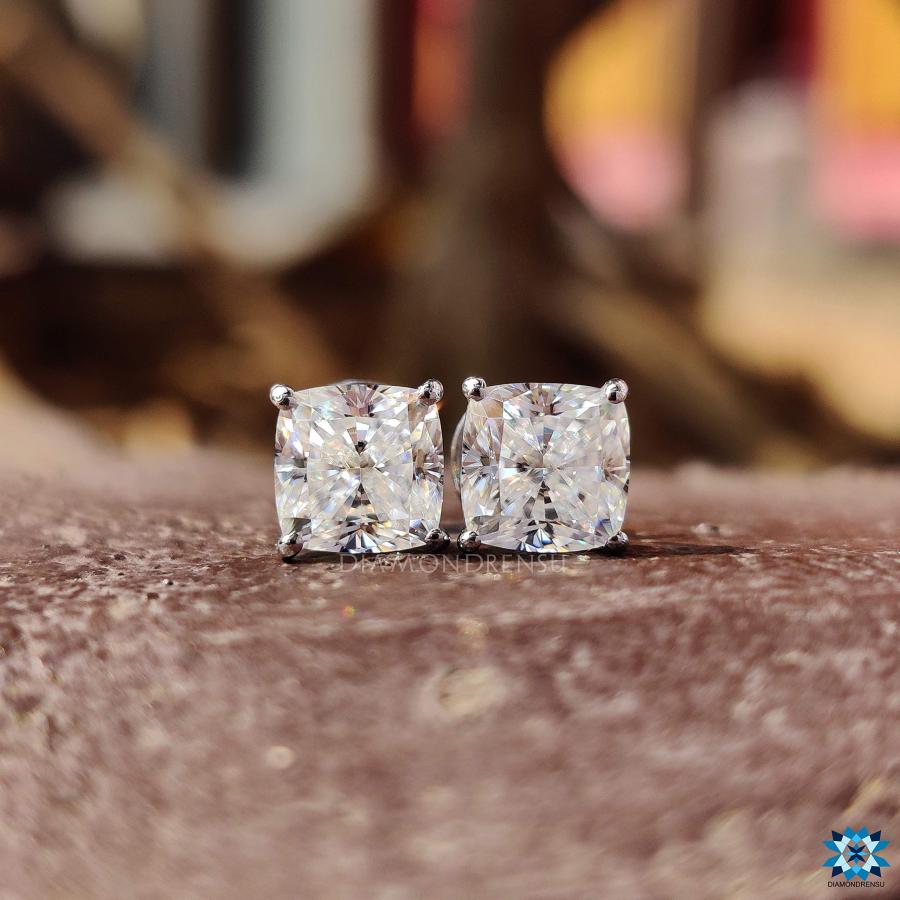 【並行輸入品】Diamondrensu 2.72 CTW Cushion Cut Colorless Moissanite Studs forの画像