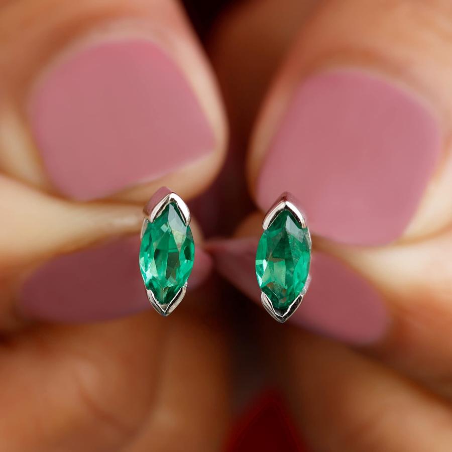 【並行輸入品】4X8 MM Marquise Cut Created Emerald Solitaire Stud Earrings (AAAの画像
